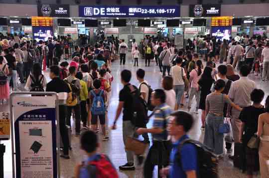 四川成都今日暴雨，航班延误致上万名旅游滞留机场